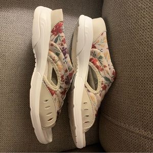 Floral Easy Spirit sandals size 9